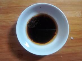 取一个小碗，倒入生抽，醋，芝麻油等。喜欢吃辣的人，可以调一些辣椒酱。