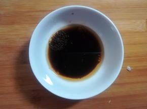 取一个小碗，倒入生抽，醋，芝麻油等。喜欢吃辣的人，可以调一些辣椒酱。