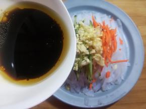 把调好的酱汁，浇在凉粉上。