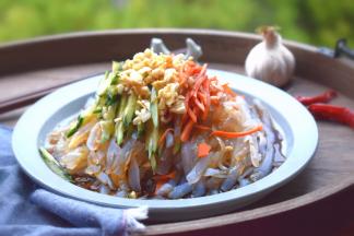 爽滑Q弹的凉粉，搭配新鲜的蔬菜，开胃的酱汁，好吃且不贵。