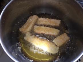 将牛奶条轻放入热油中炸至外表金黄即可捞出