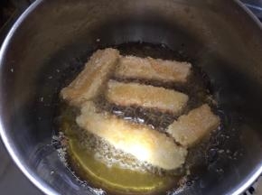 将牛奶条轻放入热油中炸至外表金黄即可捞出