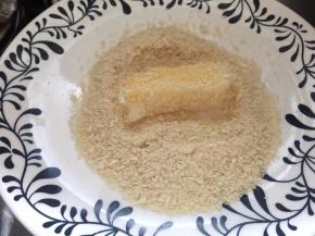 再放入面包糠中裹一层，将多余抖掉