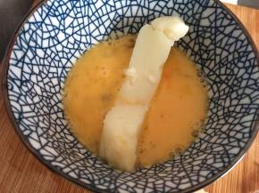 鸡蛋打散，牛奶条放入裹一层鸡蛋液