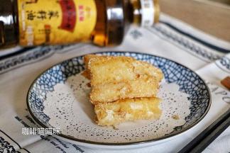 金灿灿的外衣内包裹着浓郁的牛奶，趁热吃