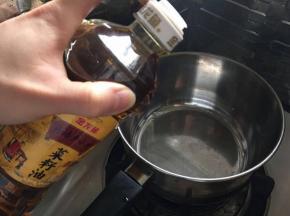 取一奶锅中倒入适量金龙鱼外婆乡小榨菜籽油，小火烧开，油沸腾至用筷子触锅底有气泡产生即可放入牛奶条