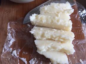 冰箱取出，将保鲜膜整个取出，用锋利刀切块状