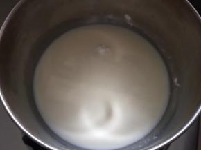 牛奶、白沙糖、玉米淀粉、奶粉（奶粉没有可忽略）加入奶锅小火煮至浓稠，期间要不停拿刮刀或者筷子类不停搅拌