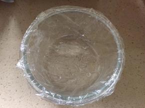 准备一个干净碗，内壁涂上薄薄一层菜籽油或者像我铺一层保鲜膜