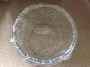 准备一个干净碗，内壁涂上薄薄一层菜籽油或者像我铺一层保鲜膜