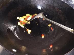 火候掌握不能太大哦，加入小米椒爆炒