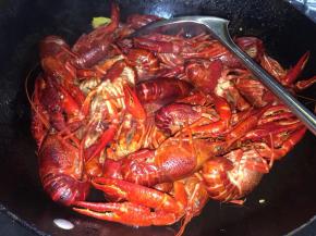 倒入滤干水份的小龙虾爆炒
