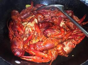 倒入滤干水份的小龙虾爆炒