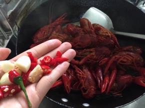 放入剩下的蒜瓣和小米椒