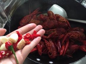 放入剩下的蒜瓣和小米椒