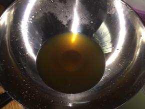 锅中倒入一些清水，放入料包所有食材和小龙虾一起大火煮，见水煮开后转中小火继续煮上半小时左右（其让小龙虾入味，更香一些）煮好后剩下的汁液（后面统称料汤吧）留着待用