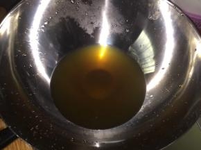 锅中倒入一些清水，放入料包所有食材和小龙虾一起大火煮，见水煮开后转中小火继续煮上半小时左右（其让小龙虾入味，更香一些）煮好后剩下的汁液（后面统称料汤吧）留着待用