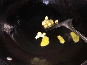 待锅烧热后倒入食用用（热锅凉油），放入蒜瓣和姜片轻炒出淡淡蒜味儿