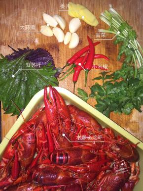 小龙虾事先要清洗干净，用刷子刷洗最好不多了