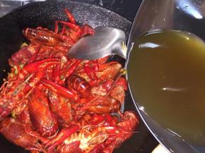 由于锅中已有小米椒，我们倒入少许料汤，炝下锅（让小米椒再深入渗透味儿来），可盖锅盖焖5分钟