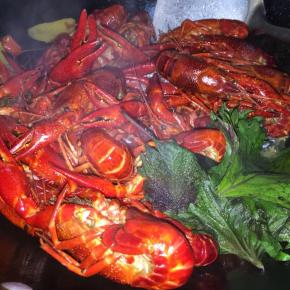 最后放入紫苏叶翻炒一下，如喜酸，可在锅边淋入一两勺醋（俗称锅边醋）