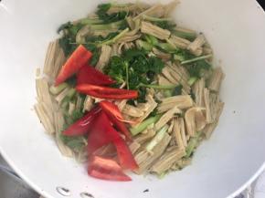 加入红椒，炒匀