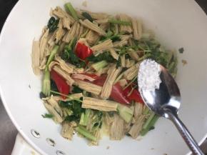 调入味精，淋入香油拌匀即可