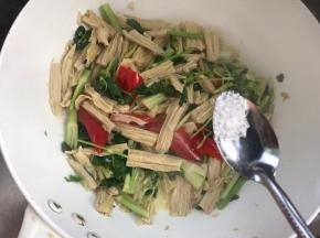 调入味精，淋入香油拌匀即可