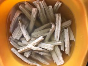 将腐竹提前3小时泡发，再洗净，切成段备用