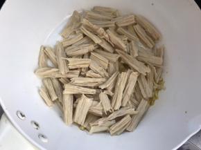 加入腐竹，炒片刻
