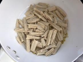 加入腐竹，炒片刻