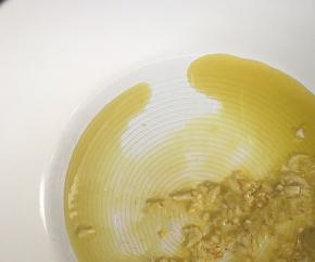 放入大蒜末爆香