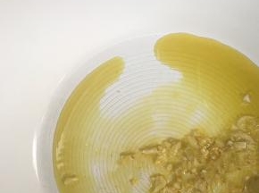 放入大蒜末爆香