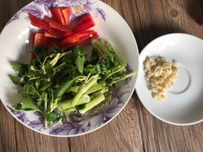 芹菜洗净切段，红椒去籽洗净切成段，大蒜去皮切末备用，