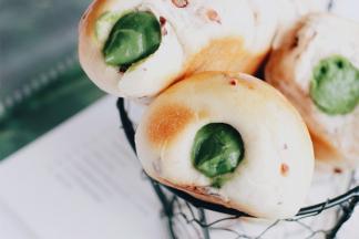 A: 白鲨高筋面粉200克，细砂糖20克，盐3克，干酵母2克，牛奶120克，黄油20克，蜜豆50克。

B：牛奶250毫升，蛋黄3个，细砂糖70克，低筋面粉10克，玉米淀粉15克，抹茶粉8克。