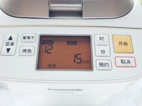 将A材料中除黄油和蜜豆外的所有材料加入面包机中，选择和面程序。