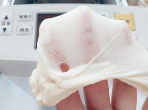 检查面团状态，可拉出厚膜时加入黄油，继续揉至可拉出薄膜的阶段。