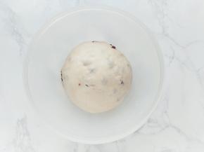 最后加入蜜豆，揉匀即可。将揉好的面团放入盆中，盖上保鲜膜室温发酵。