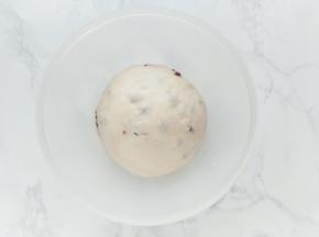 最后加入蜜豆，揉匀即可。将揉好的面团放入盆中，盖上保鲜膜室温发酵。