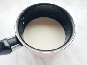 面团发酵的时候来做抹茶卡士达酱。牛奶倒入奶锅加热至微沸腾离火。