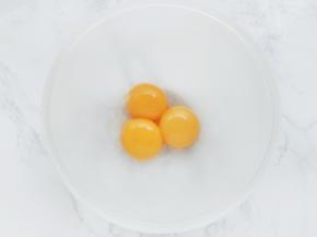 取三个蛋黄放入盆中，加入细砂糖搅打均匀。