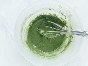 混合低筋面粉、玉米淀粉和抹茶粉，筛入蛋黄中，拌匀。