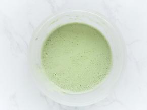 将温热的牛奶加入搅拌盆中混合均匀，再过滤倒回奶锅中。