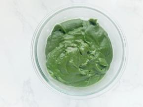 小火加热，并不停搅拌，使卡士达酱浓稠且富有光泽。将卡士达酱倒入碗中，覆盖保鲜膜放在装有冰水的盘中，加快冷却速度。稍凉后放在冰箱冷藏备用。