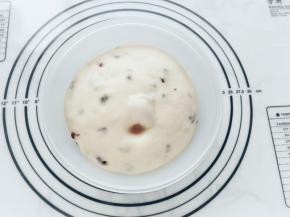 检查面团发酵状态，用手指沾面粉插入面团，面团不回缩不塌陷，说明发酵好了。