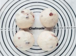 取出面团，分割成4等份，排气滚圆静置10分钟。