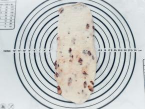 取一个面团，擀成长条形。