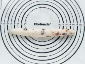 从长边的一端卷起，卷成一个长条。