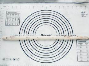 再从中间向两边轻轻搓长面团，搓成长约50厘米的长条面团。