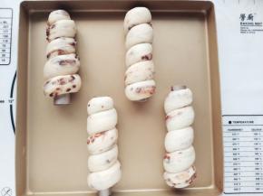 一圈圈绕完后，一头塞入面团固定好。依次做好4个面团。